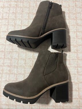 Naturalizer Olive Green Chunky Heel Chelsea Booties